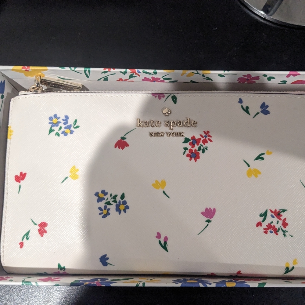 Kate Spade wallet - Picture 2 of 3